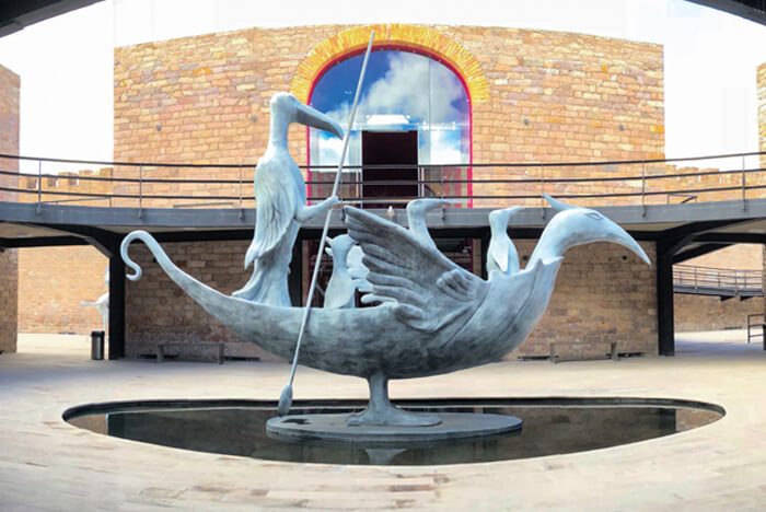 fuente en museo Leonora Carrington