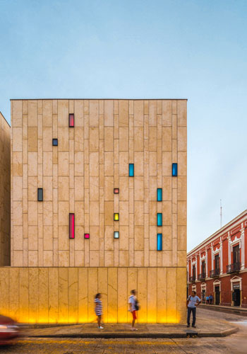 caras exteriores sirven como l&aacute;mparas urbanas