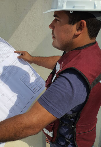electricista leyendo planos