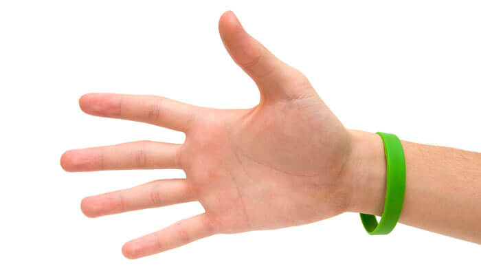 cada mano tiene 27 huesos