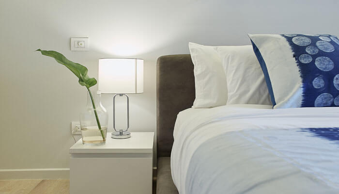 contactos en un dormitorio