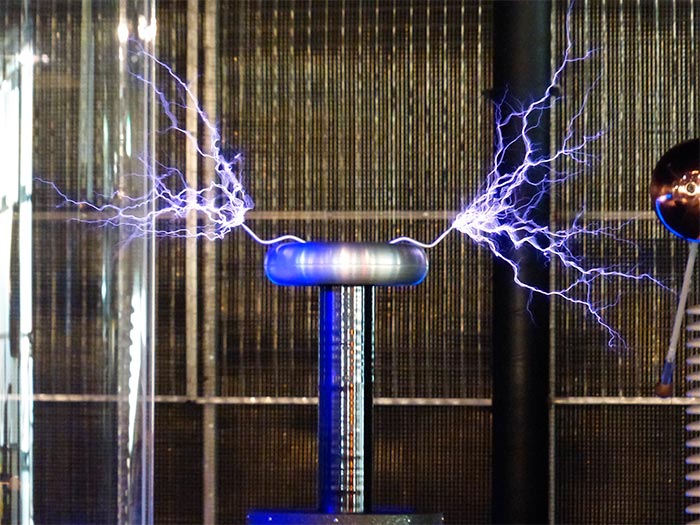 la bobina de Tesla, un dispositivo que genera voltajes extremadamente altos y frecuencias de radio.