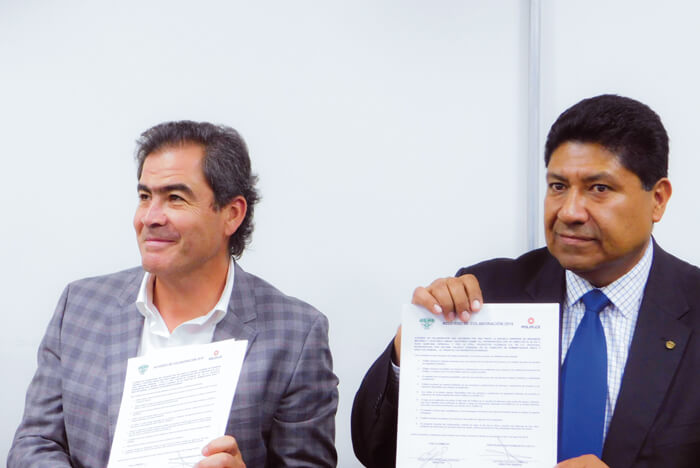 El director general de Poliflex, Antonio Velasco, y el director de ESIME, M. en C. Hugo Quintana Espinoza, firmaron un convenio de colaboración en beneficio de los alumnos.