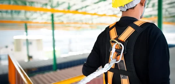 seguridad en trabajos de altura inspecciona tu arnés