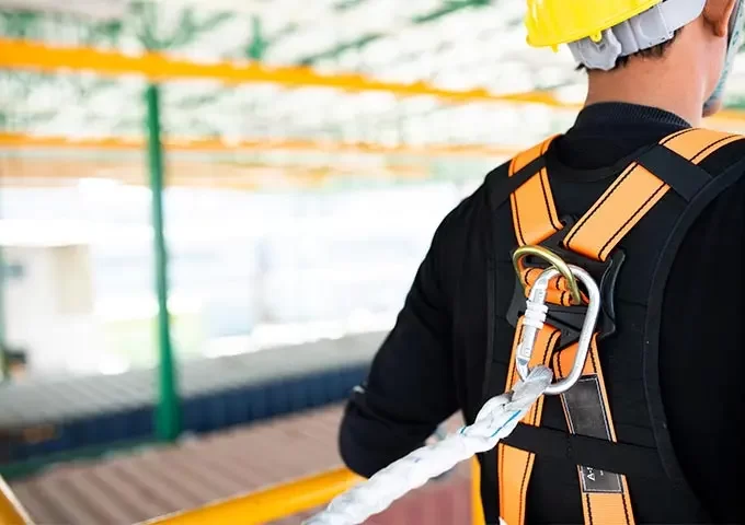 seguridad en trabajos de altura inspecciona tu arnés
