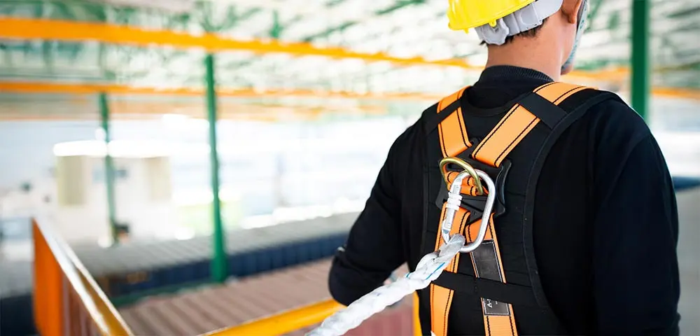 seguridad en trabajos de altura inspecciona tu arnés